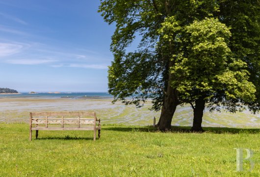 A set of two manor houses overlooks the Bay of Morlaix in Carantec on the north coast of Finistère - photo  n°2
